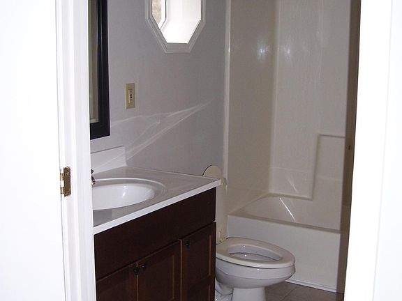 2nd image of 104 Oakland Dr #B