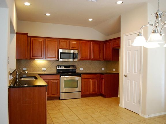Spacious kitchen w SS appliances