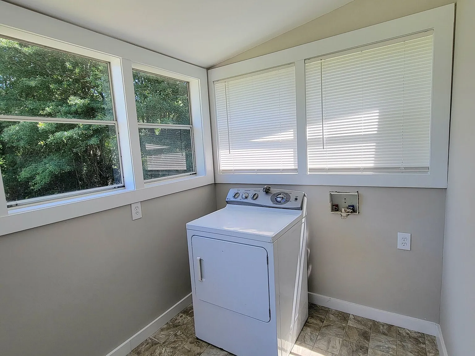 2 bed, 1.0 bath, 1080 sqft, $1,900 — Photo 3