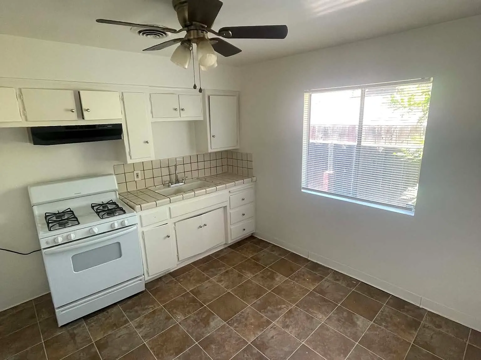 2 bed, 756 sqft, $1,200 — Photo 3