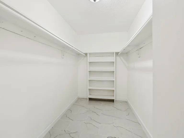 The Oaks Apartments — Photo 23