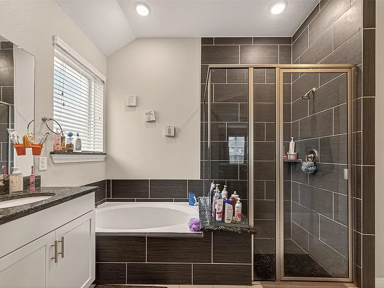 2209 Hidden Meadow Ln — Photo 30