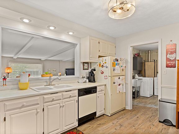 3rd image of 528 Midland Dr