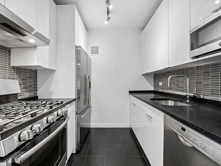75 W End Ave #R12F — Photo 7