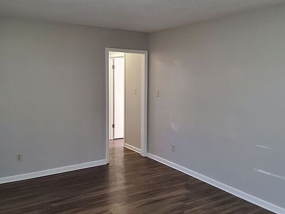 4th image of 3405 Greenway Dr