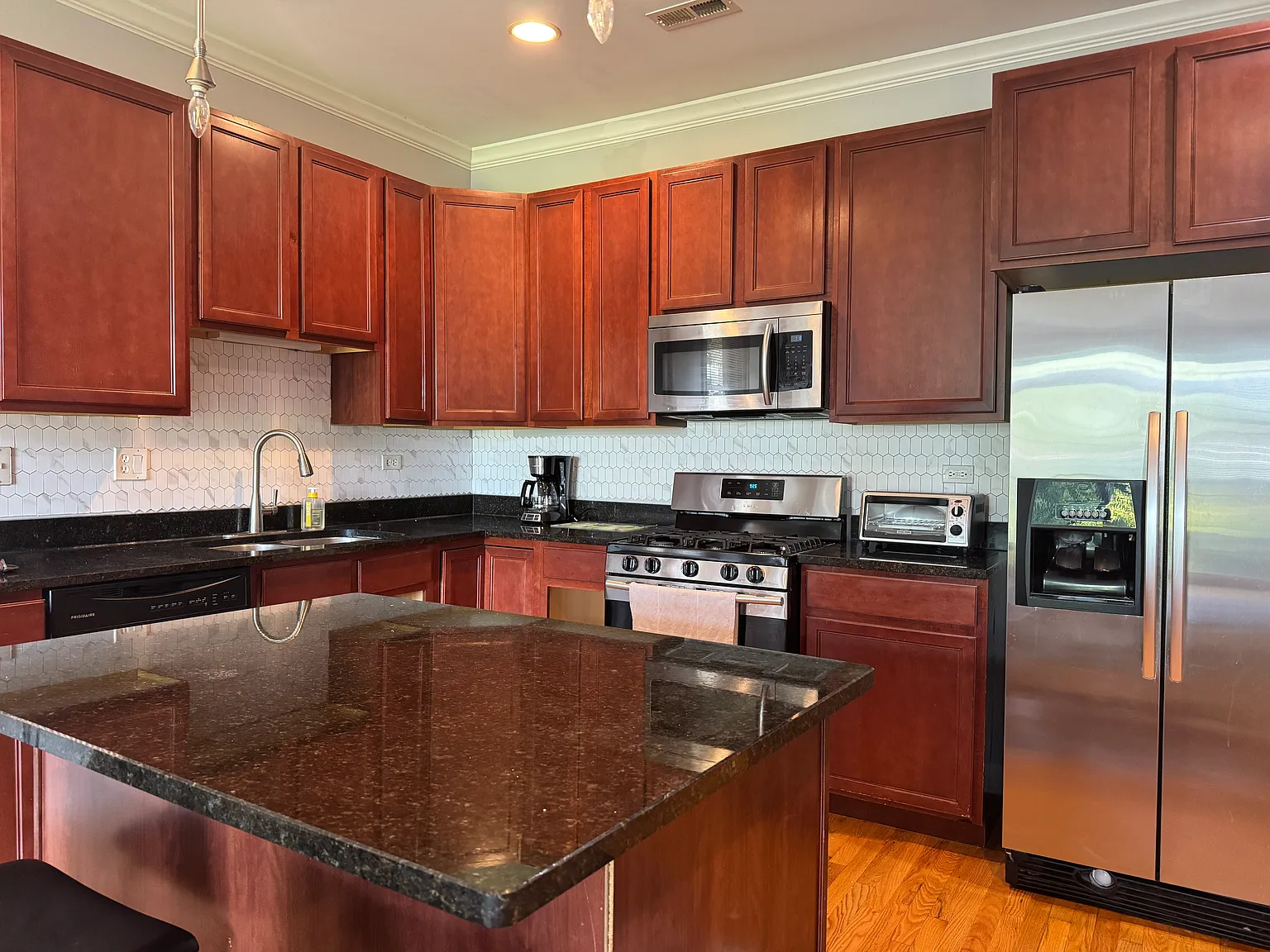 3 bed, 1900 sqft, $3,350 — Photo 3
