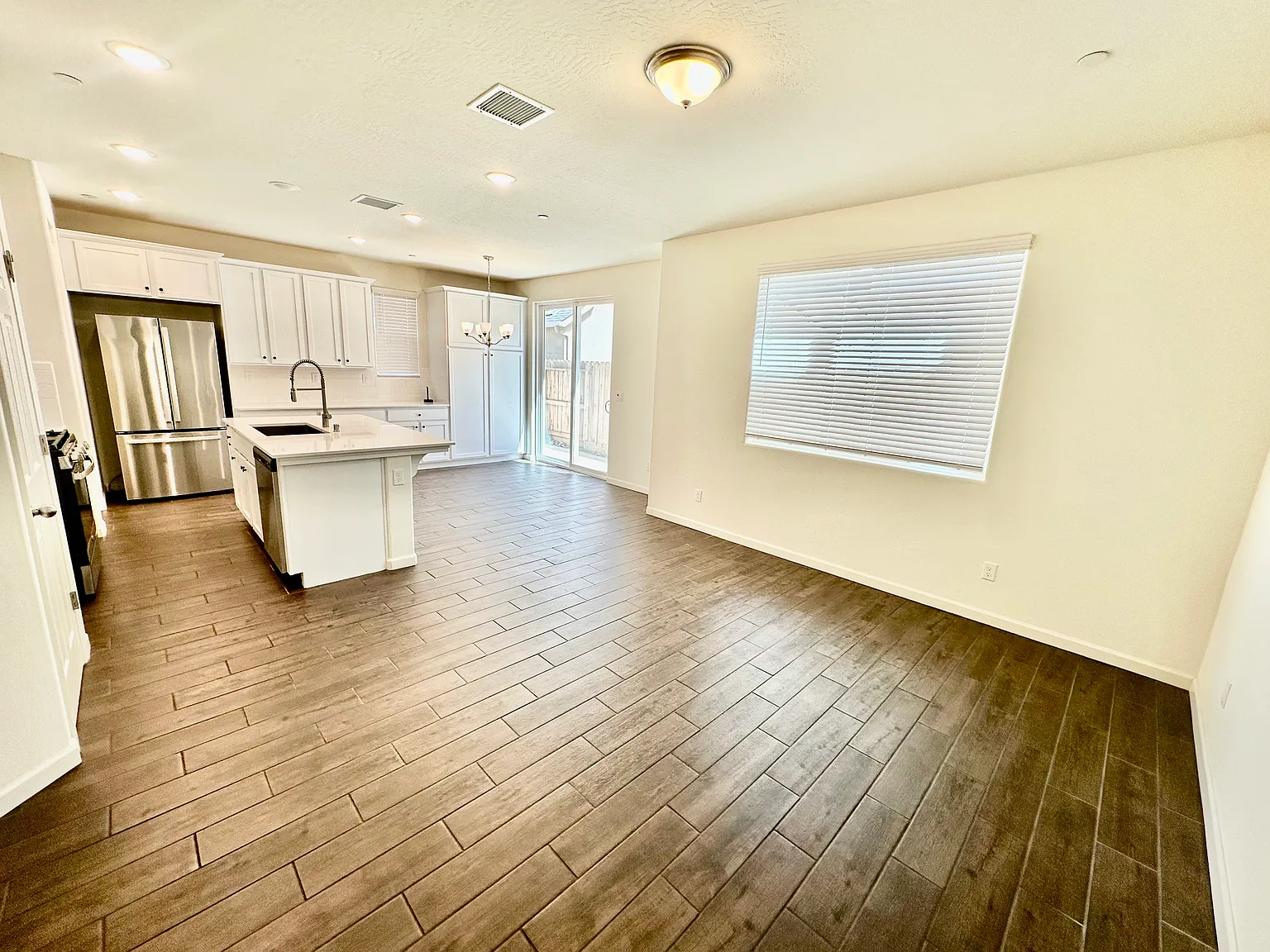 3 bed, 1652 sqft, $2,500 — Photo 3