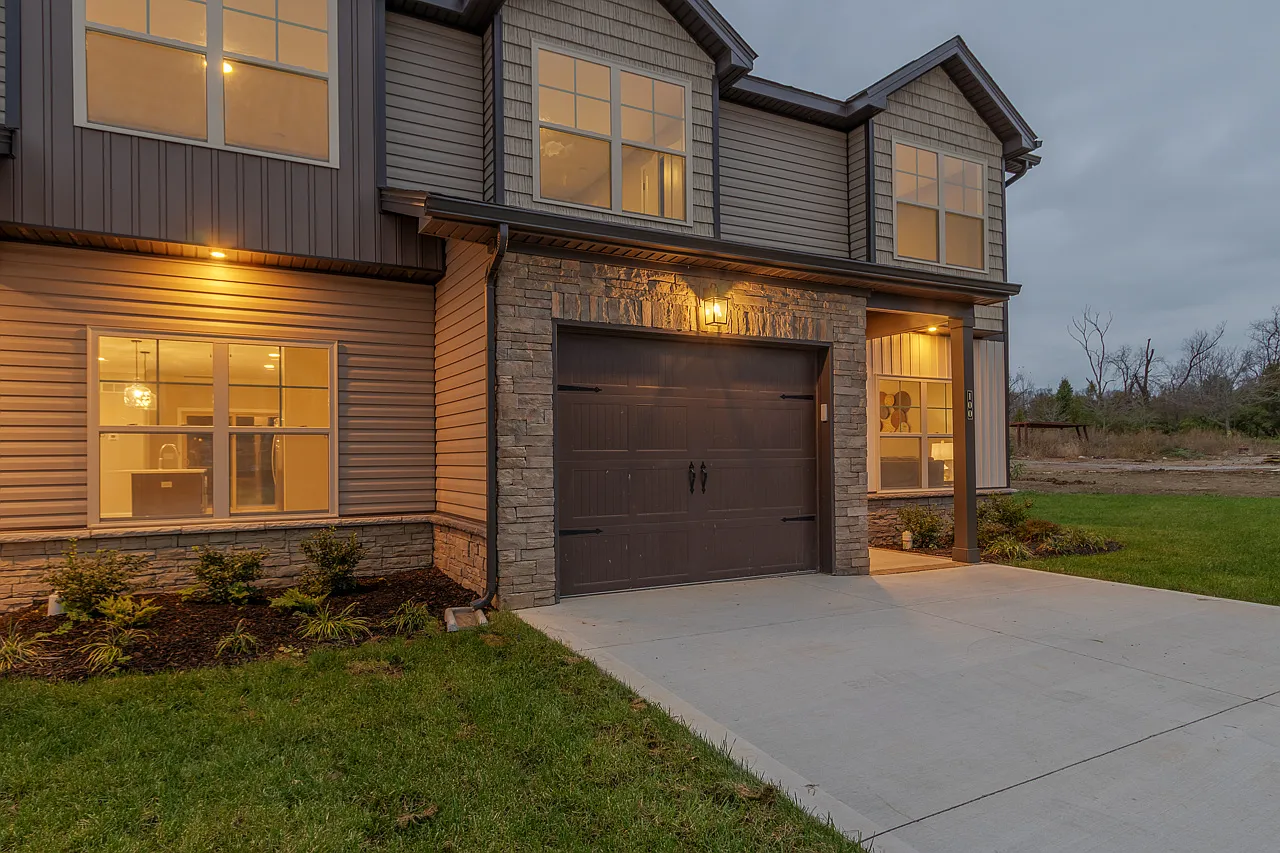 3 bed, 2.5 bath, 2100 sqft, $2,050 — Photo 3