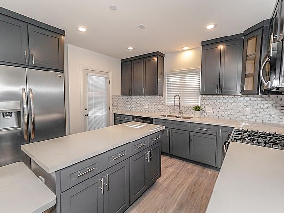 5th image of 4508 Esmeralda St