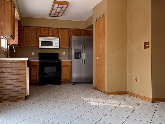 Kitchen & Breakfast Area