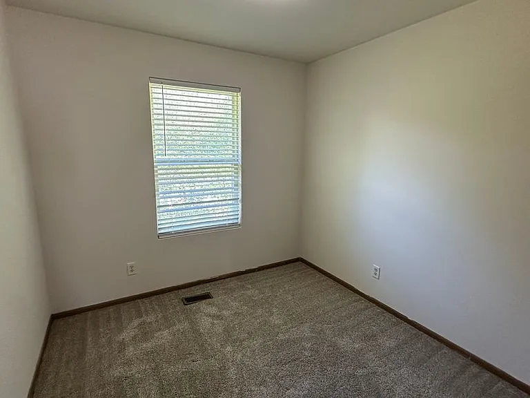 221-227 Truman — Photo 3