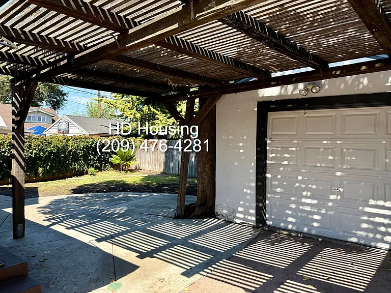 1832 N Berkeley Ave — Photo 12