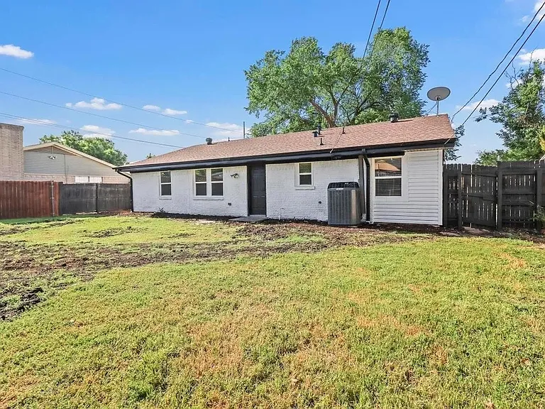 502 Melrose Dr — Photo 3