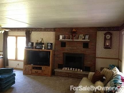 living room
						:
						Gas insert fireplace