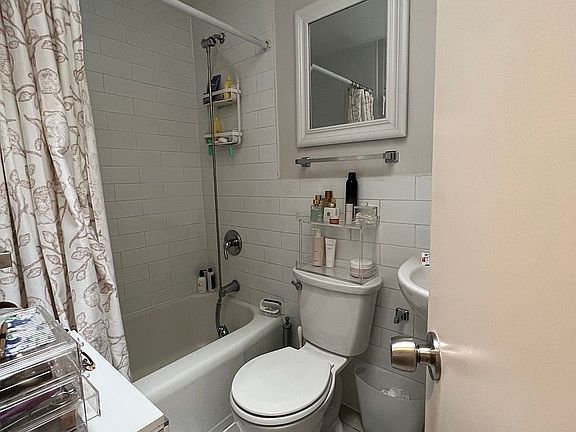 4th image of 151 E 62nd St APT 4A