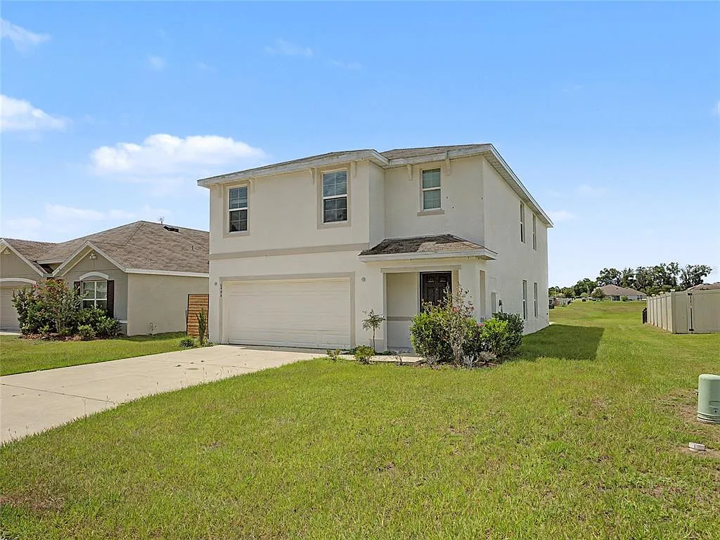 5 bed, 3.0 bath, 2438 sqft, $2,300 — Photo 2