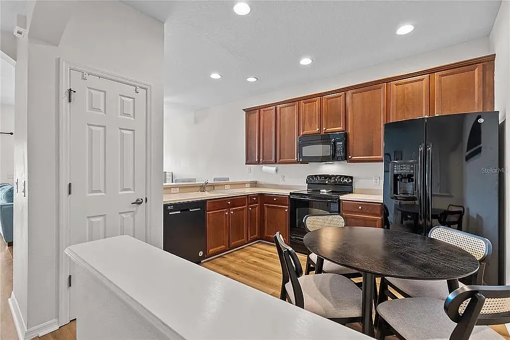 3 bed, 1336 sqft, $2,300 — Photo 1