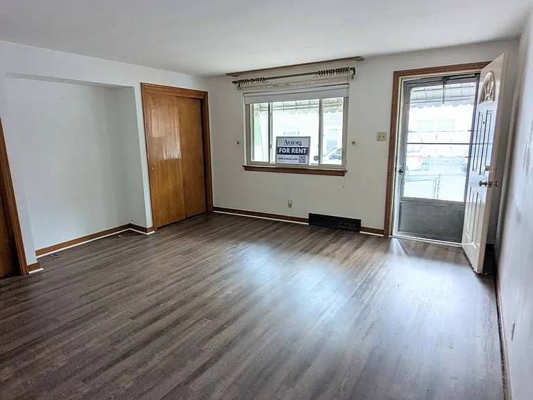 258 Edmond St — Photo 7