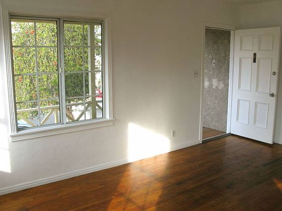 Living room/entryway