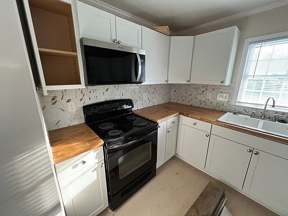 2nd image of 2611 Davis Park Rd