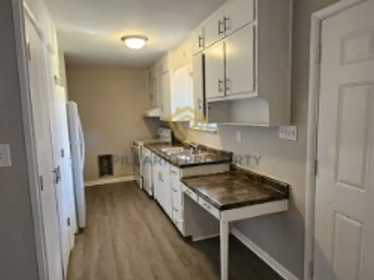 1424 Campbell Ave — Photo 2
