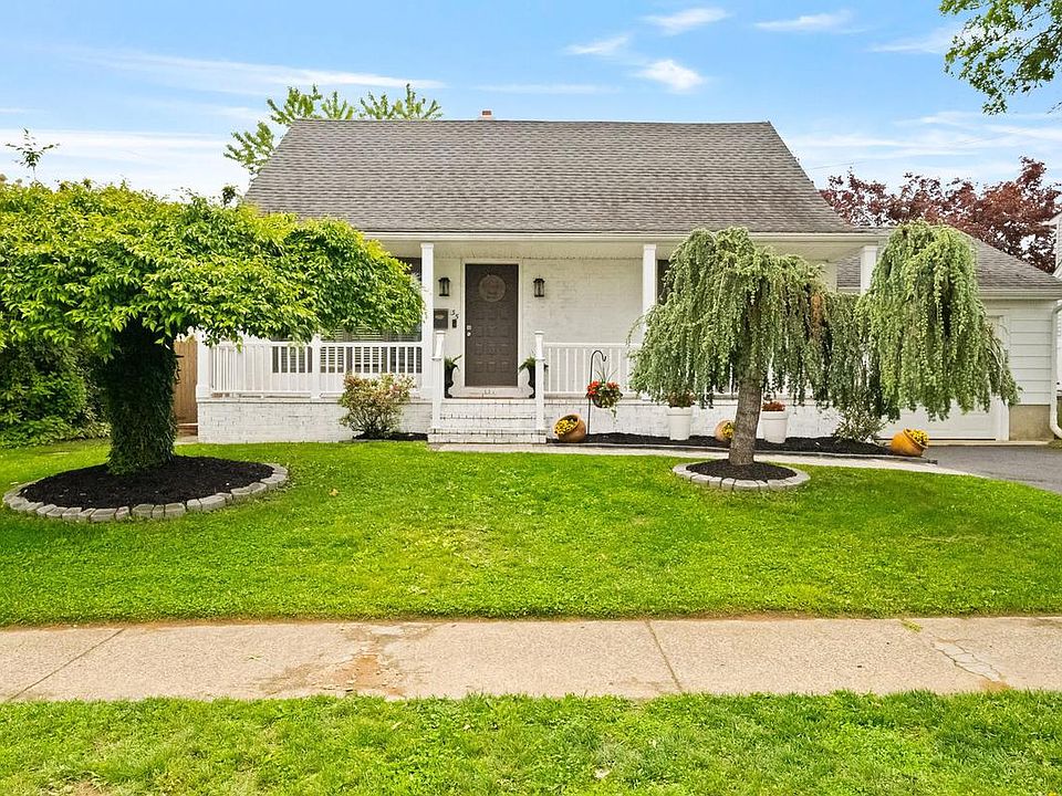 1st image of 35 Baltusrol St