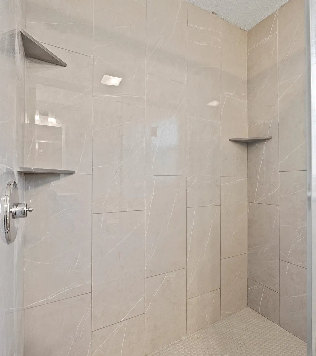 1514 W Dupont Rd — Photo 2