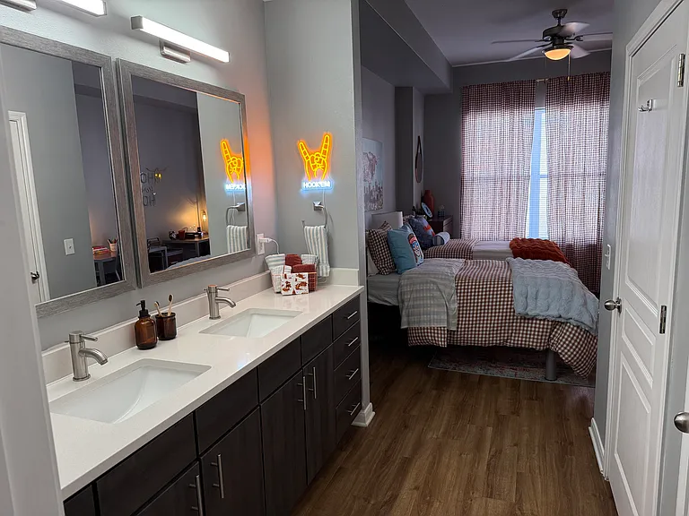 The Quarters Grayson House (Student Housing - Rent by the Bed) — Photo 5