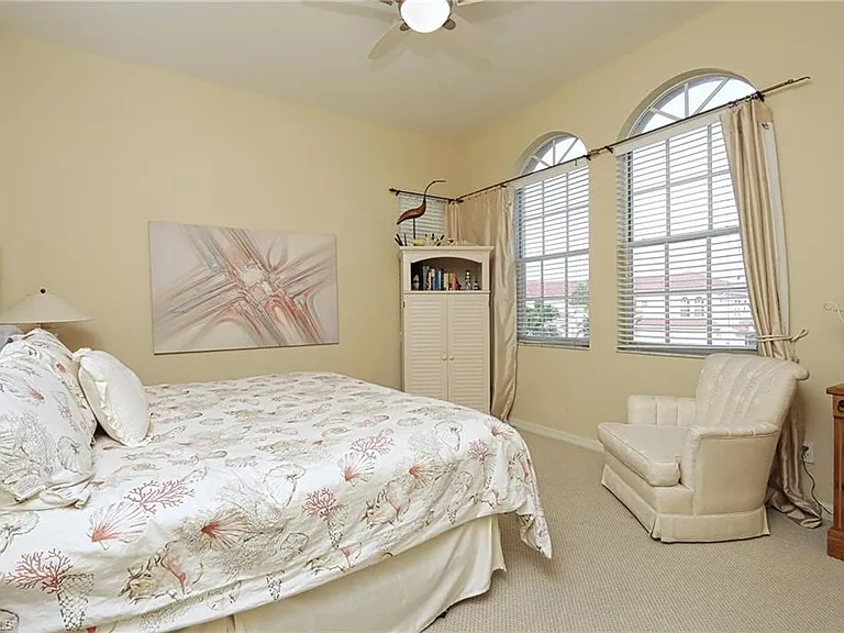 400 L Ambiance Cir #206 — Photo 16