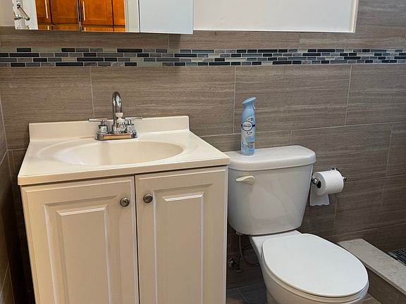 5th image of 23-38 38th St #1R