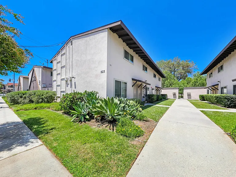 Villa Azusa Apartments — Photo 12