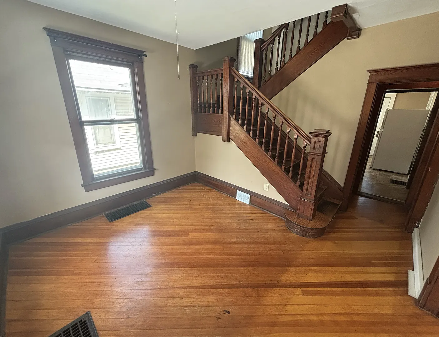 Available August 1st, 5 bedroom, 2 bathroom, Off Street Parking Included! — Photo 2