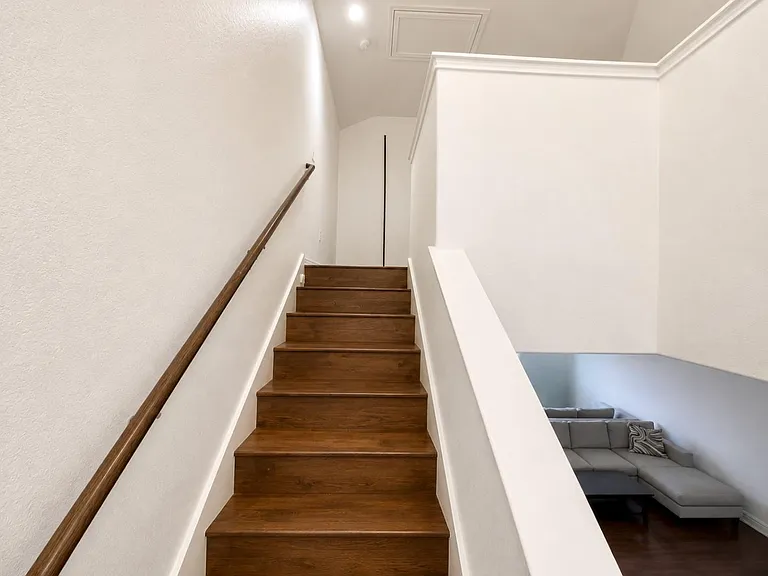 402 Crater Lake Dr — Photo 12