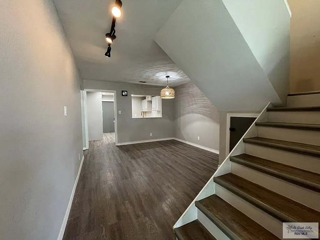 3 bed, 2.5 bath, 1503 sqft, $2,050 — Photo 4