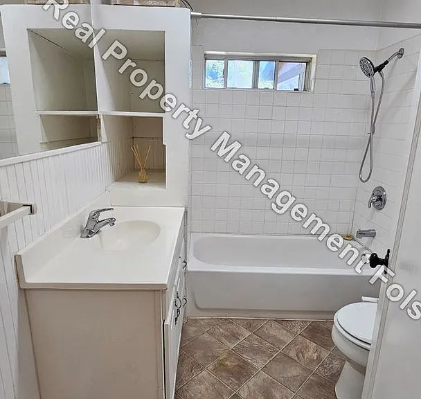 910 Mormon St — Photo 8