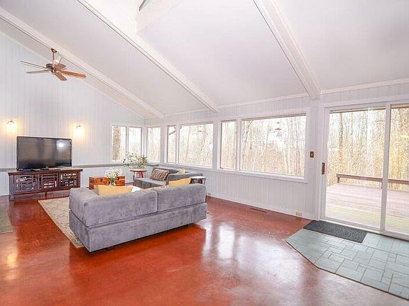 3rd image of 210 Oakhill Dr