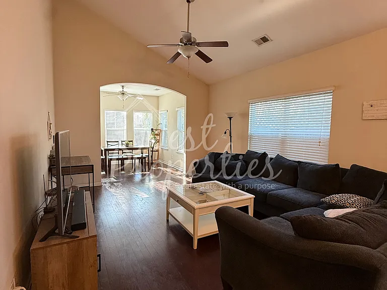 613 Finnegan Ln — Photo 7