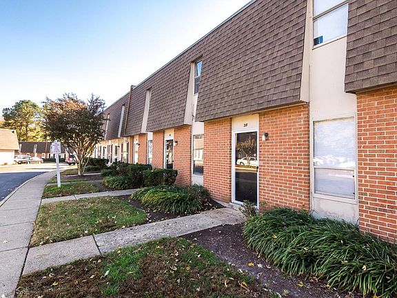 5th image of 600 Winston Churchill Dr #12H