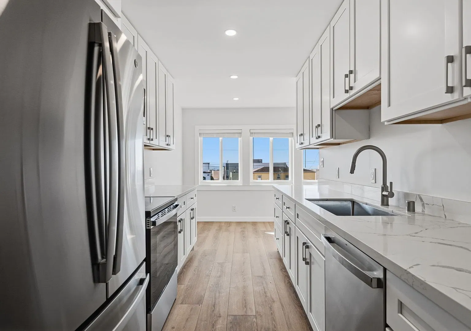 Spacious Two Bedroom by the Beach Available Now!! — Photo 3