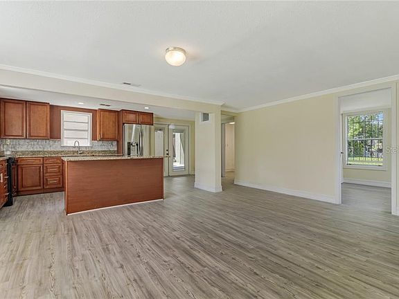 4th image of 210 W Palmetto St