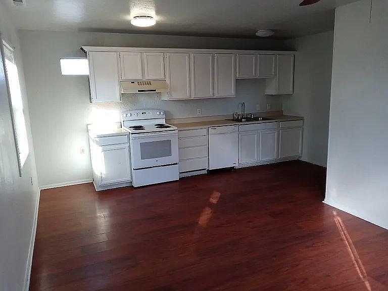 2nd image of 24277 Lakeshore Blvd