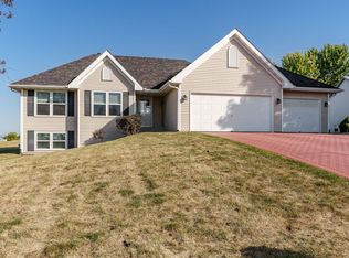 5210 Summer Hawk Rd, Machesney Park, IL 61115
