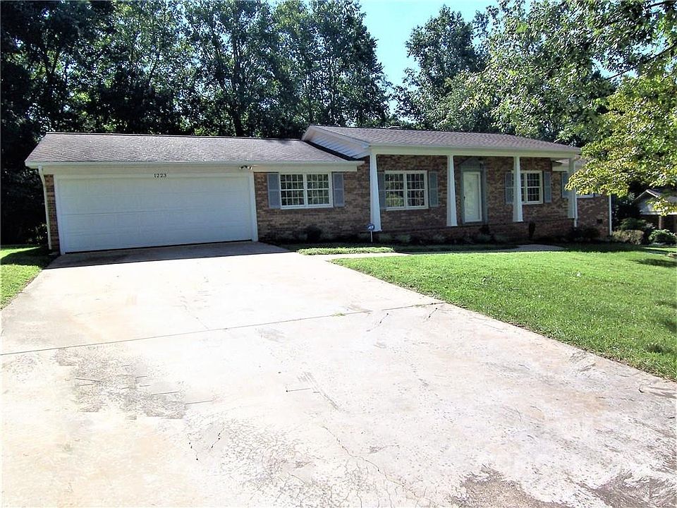 1st image of 1223 Westwood Dr