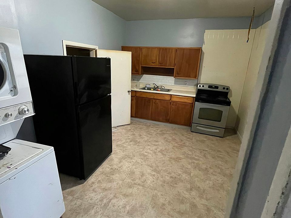 Kitchen w/Washer & Dryer