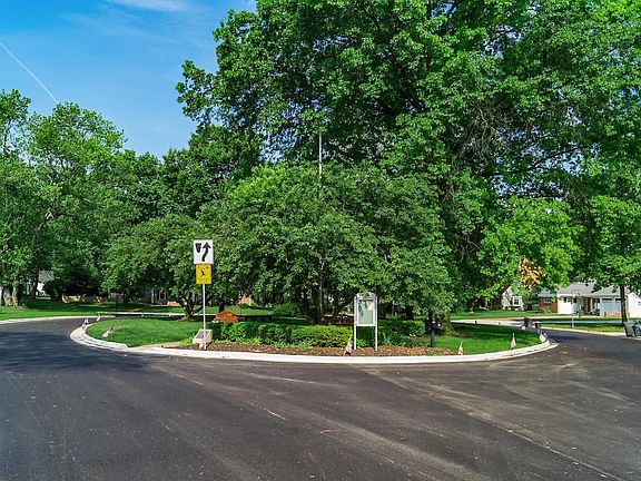 5th image of 215 W Riverglen Dr