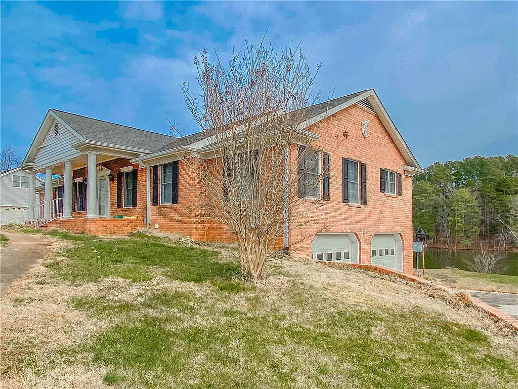 4 bed, 2.0 bath, $2,500 — Photo 3