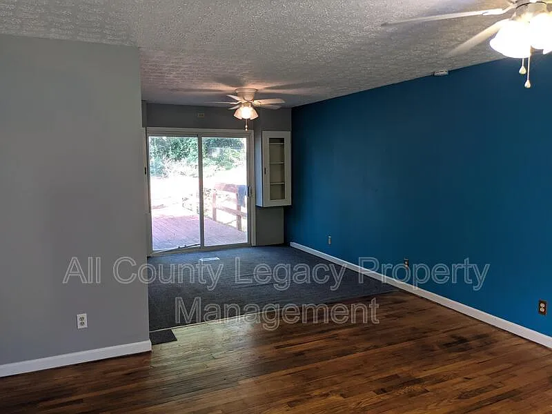 3 bed, 1.5 bath, 2000 sqft, $1,600 — Photo 4
