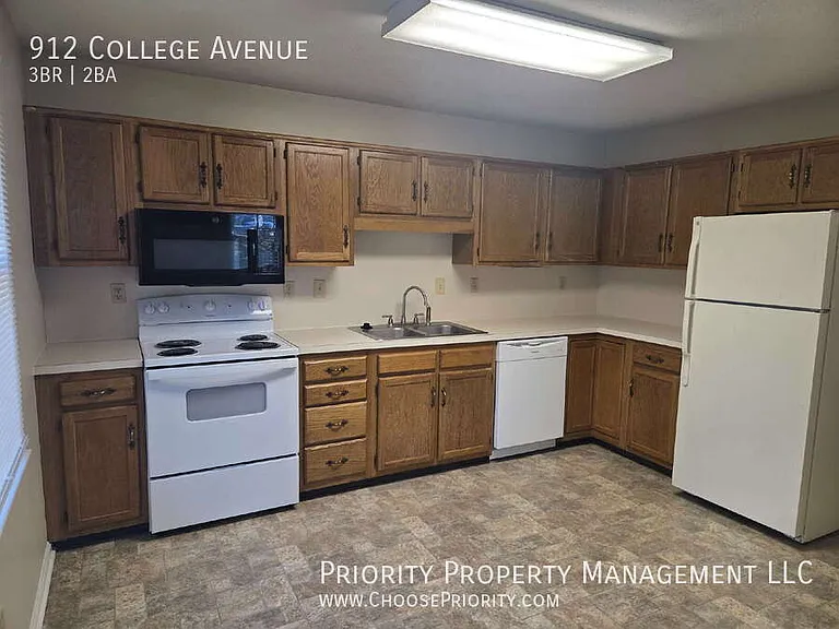 912 College Ave — Photo 1
