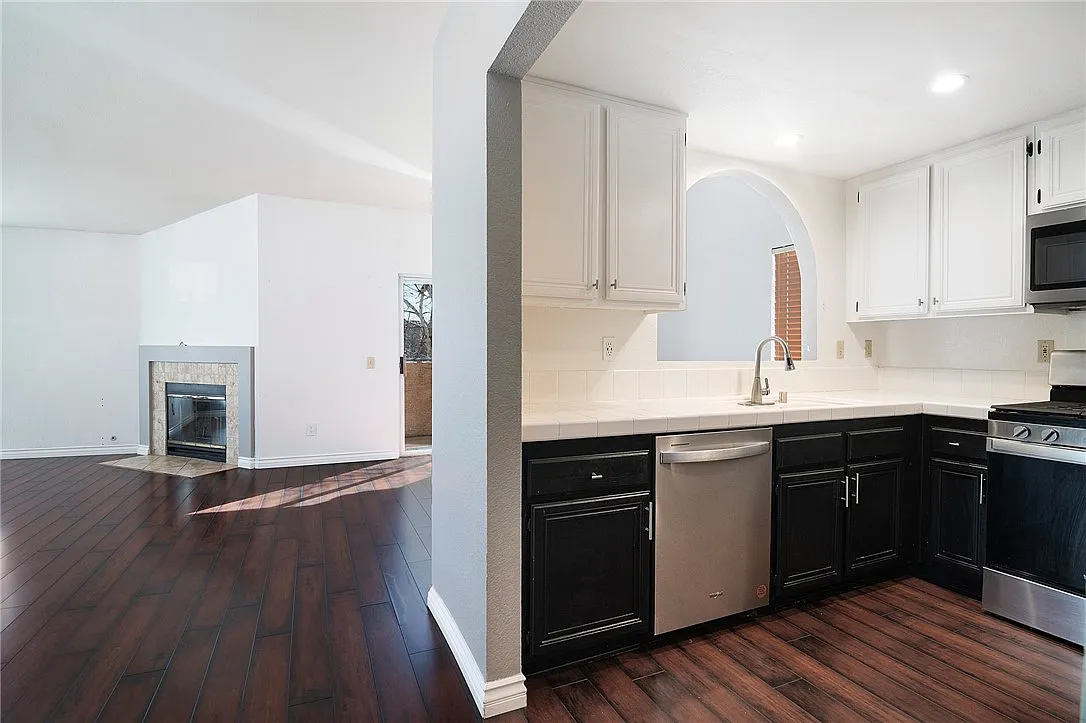 Building Photo - 25126 Steinbeck Ave #H