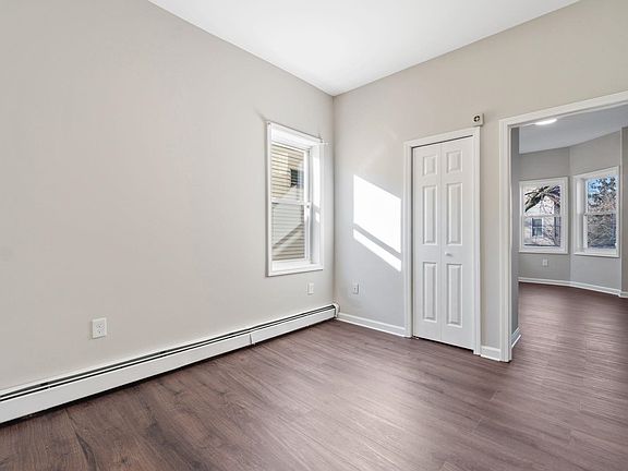4th image of 162 Clerk St APT 4